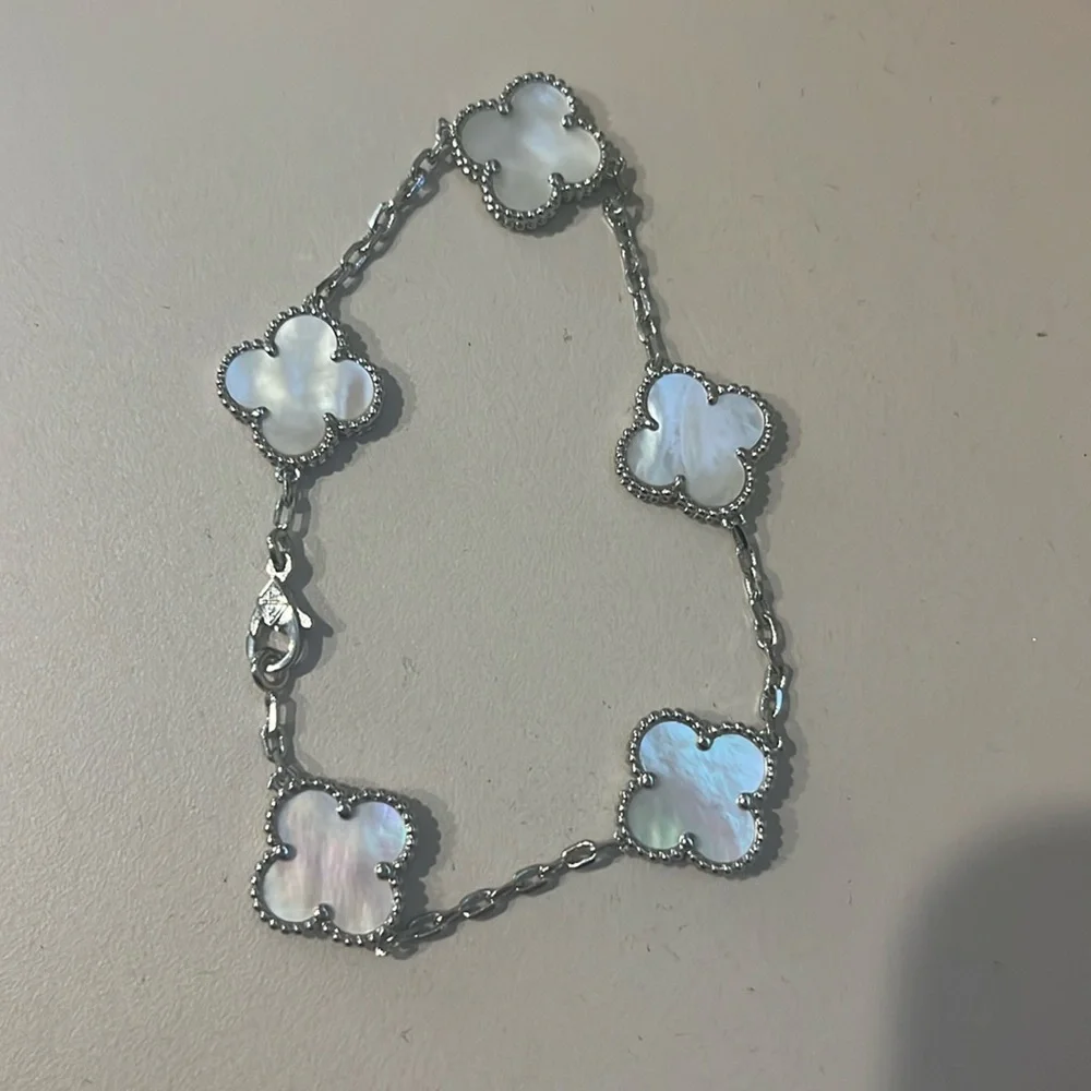 Fashion Clover Bracelet Inspired - Picture 1 of 4